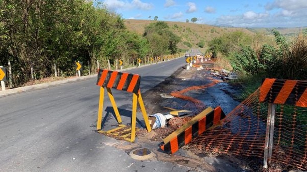 Motorista morre após carro cair em cratera aberta desde o ano passado em ES-381, em São Mateus (ES) — Foto: Raphael Verly