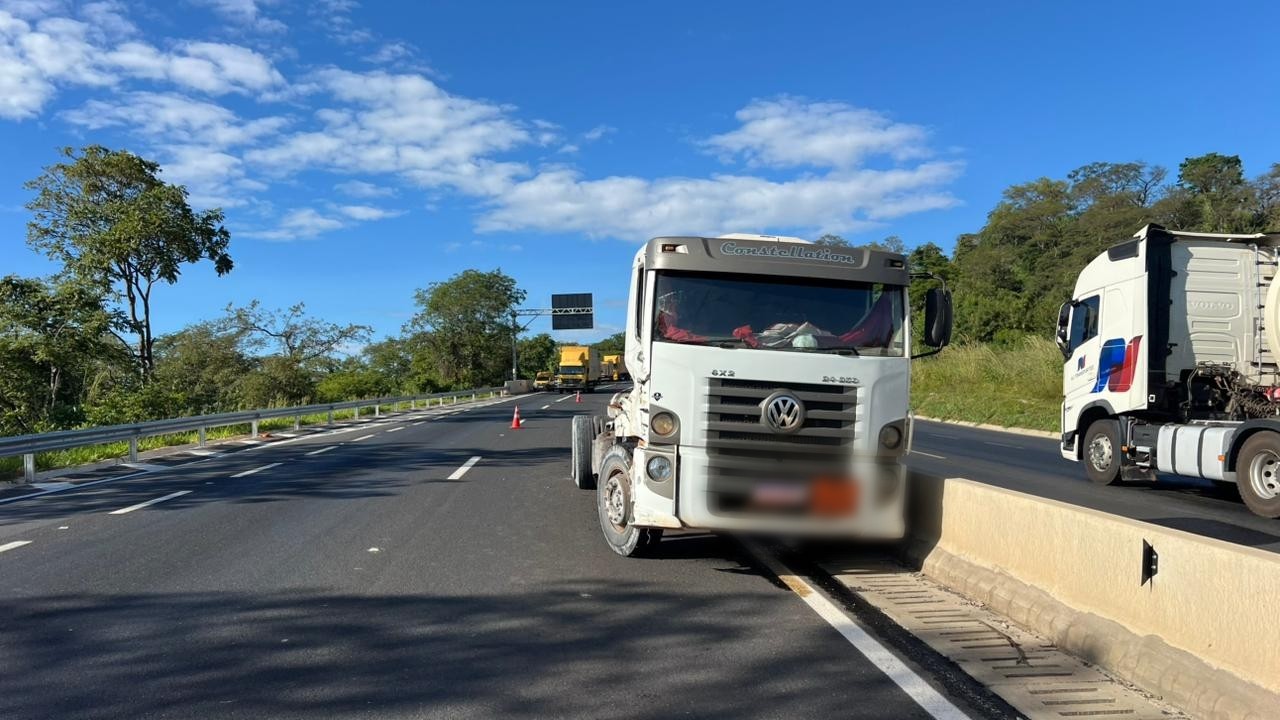 Motorista de caminhão-tanque é arremessado e morre em acidente na BR-135, em Montes Claros