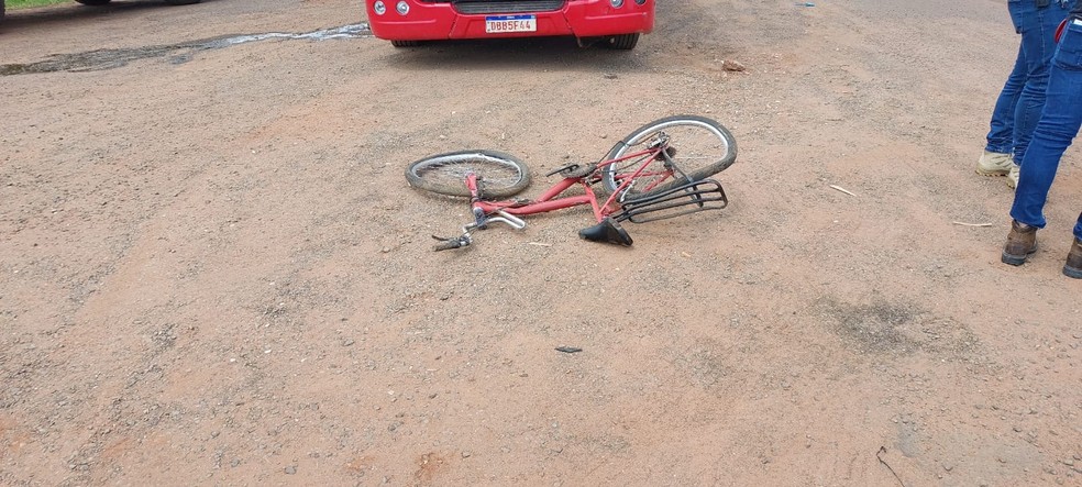 Idoso morre atropelado por caminhão em Campo Grande — Foto: José Aparecido