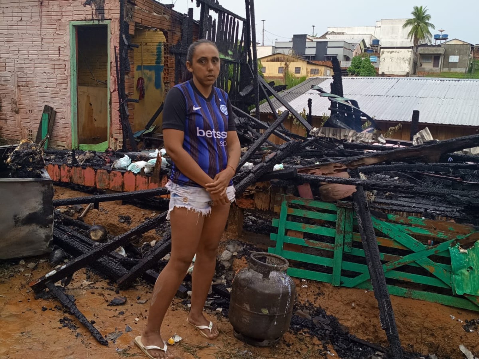 Família perde tudo após incêndio destruir casa no interior do Acre: ‘Desconsolada’