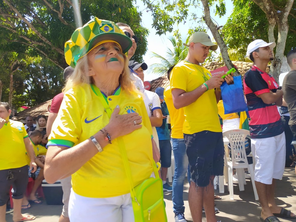 3 de 4
Torcida de Macapá assiste ao jogo Brasil x Croácia pelas quartas de final na Copa do Mundo 2022 - Vera Silva - 67 anos na hora do hino — Foto: Marcelle Corrêa/g1