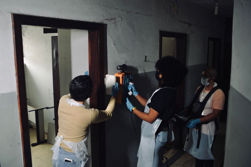 Pesquisadores utilizando georadar na sede do antigo DOI-Codi — Foto: Reprodução/Marco Ankosqui