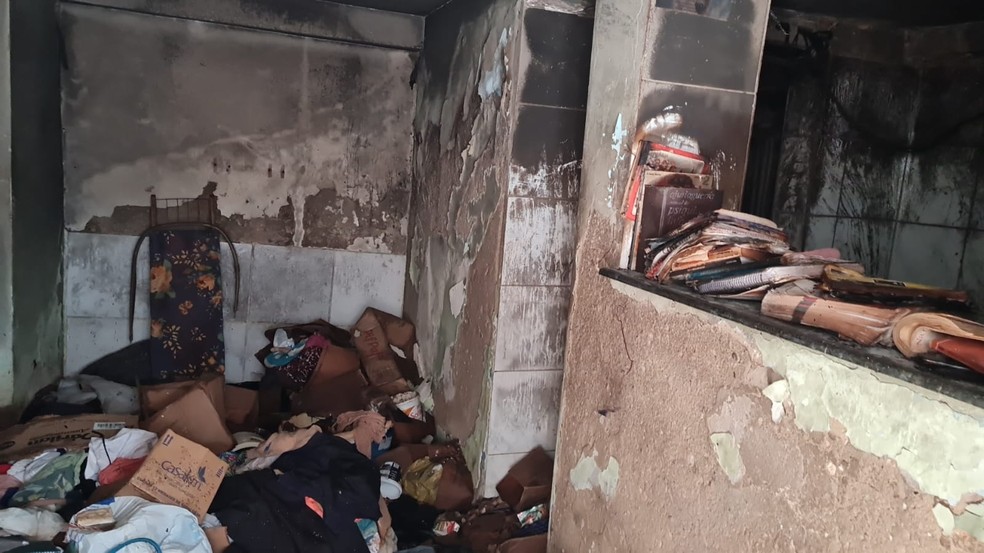 Mulher de 37 anos morre por inalação de fumaça após casa pegar fogo no bairro de Cidade Nova, em Salvador — Foto: Rildo de Jesus/TV Bahia