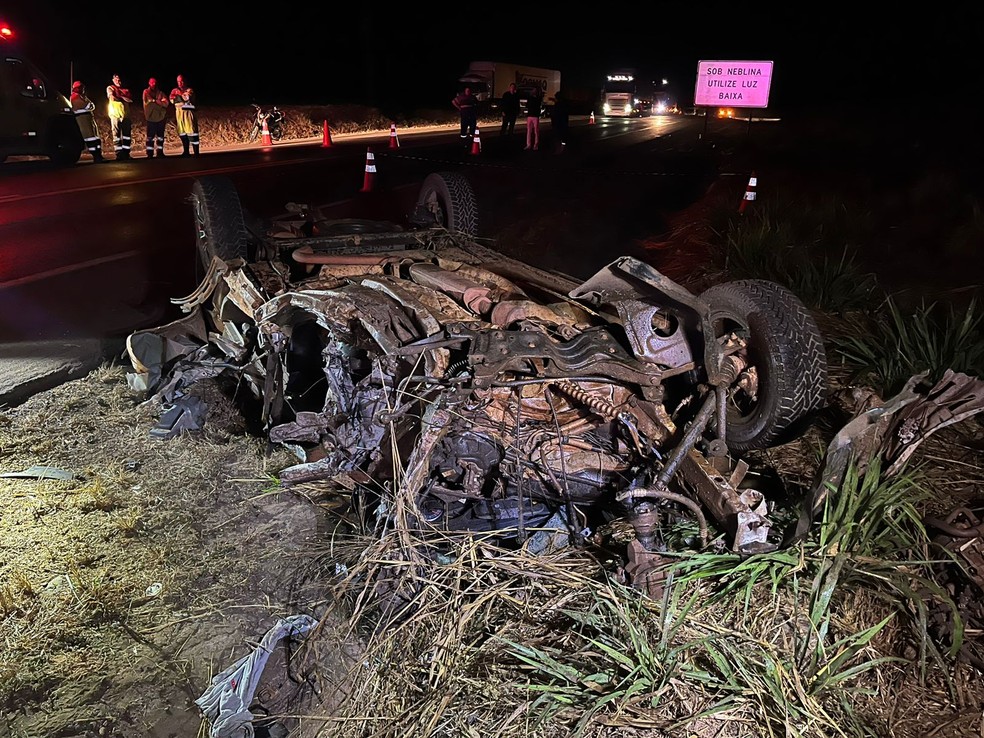 Os veículos bateram de frente e com o impacto, o carro saiu da pista. — Foto: Polícia Rodoviária Federal