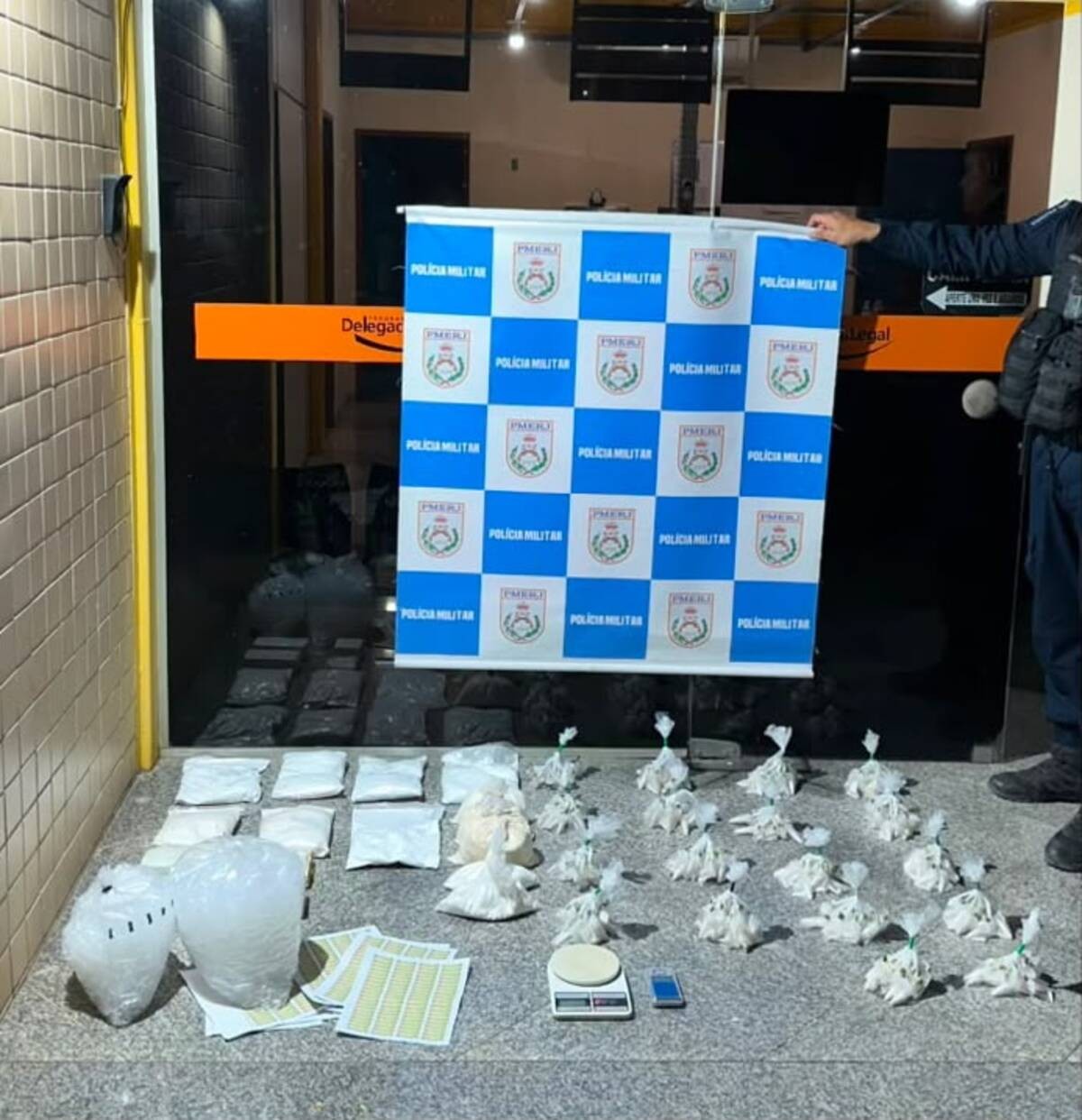 Polícia Militar apreende 17 kg de cocaína em Pinheiral