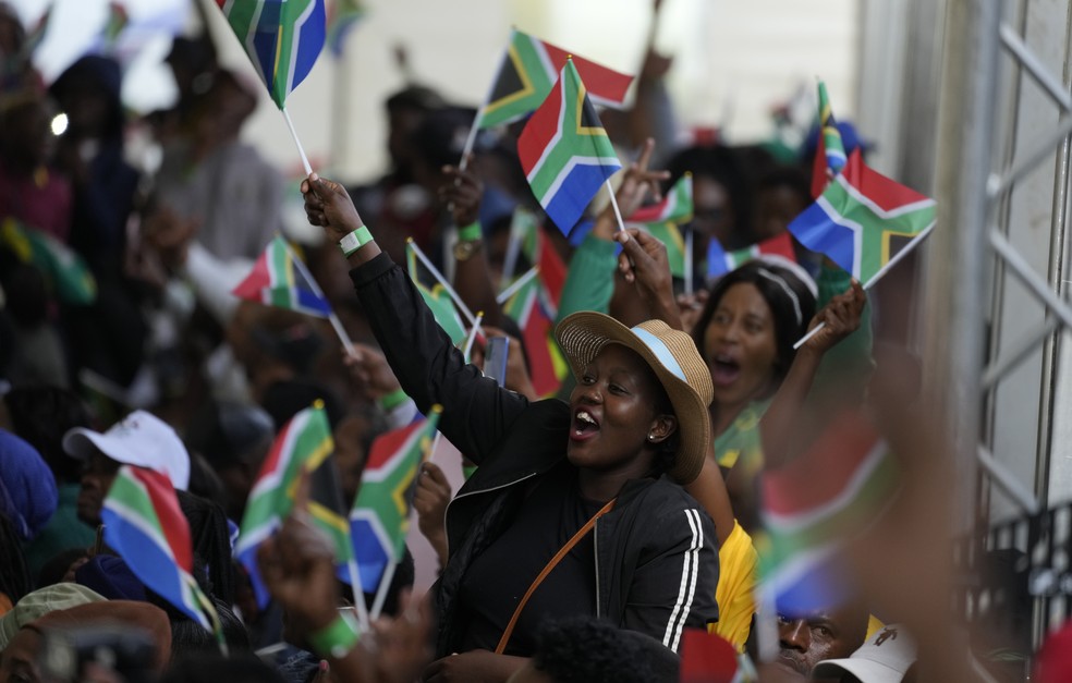 Sul-africanos comemoram 30 anos do "Dia da Liberdade" — Foto: ASSOCIATED PRESS