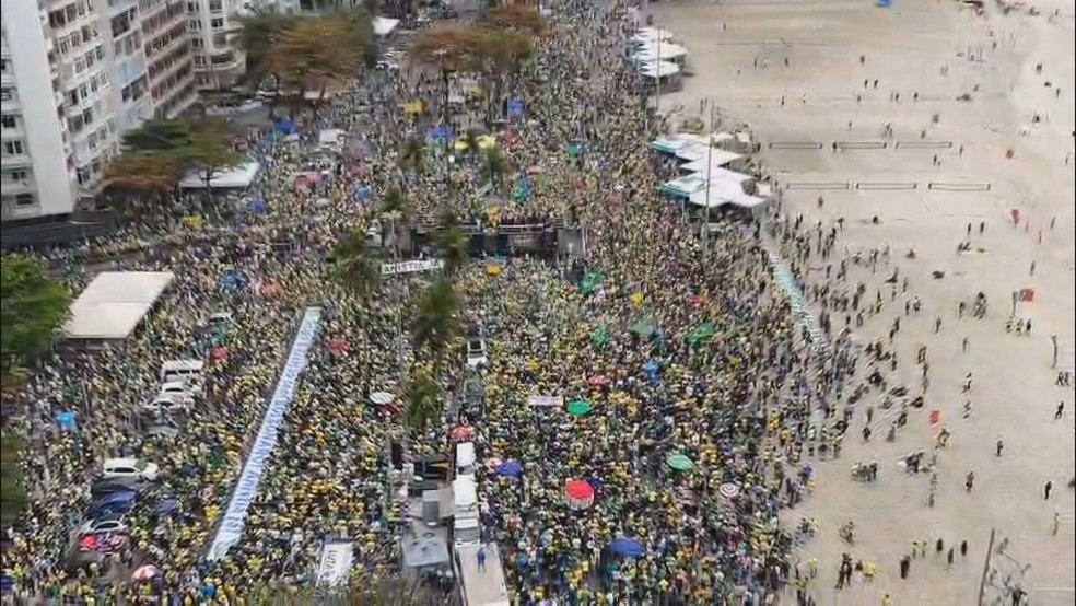 Imagem aérea mostra manifestação de apoiadores de Bolsonaro na Copacabana — Foto: Reprodução