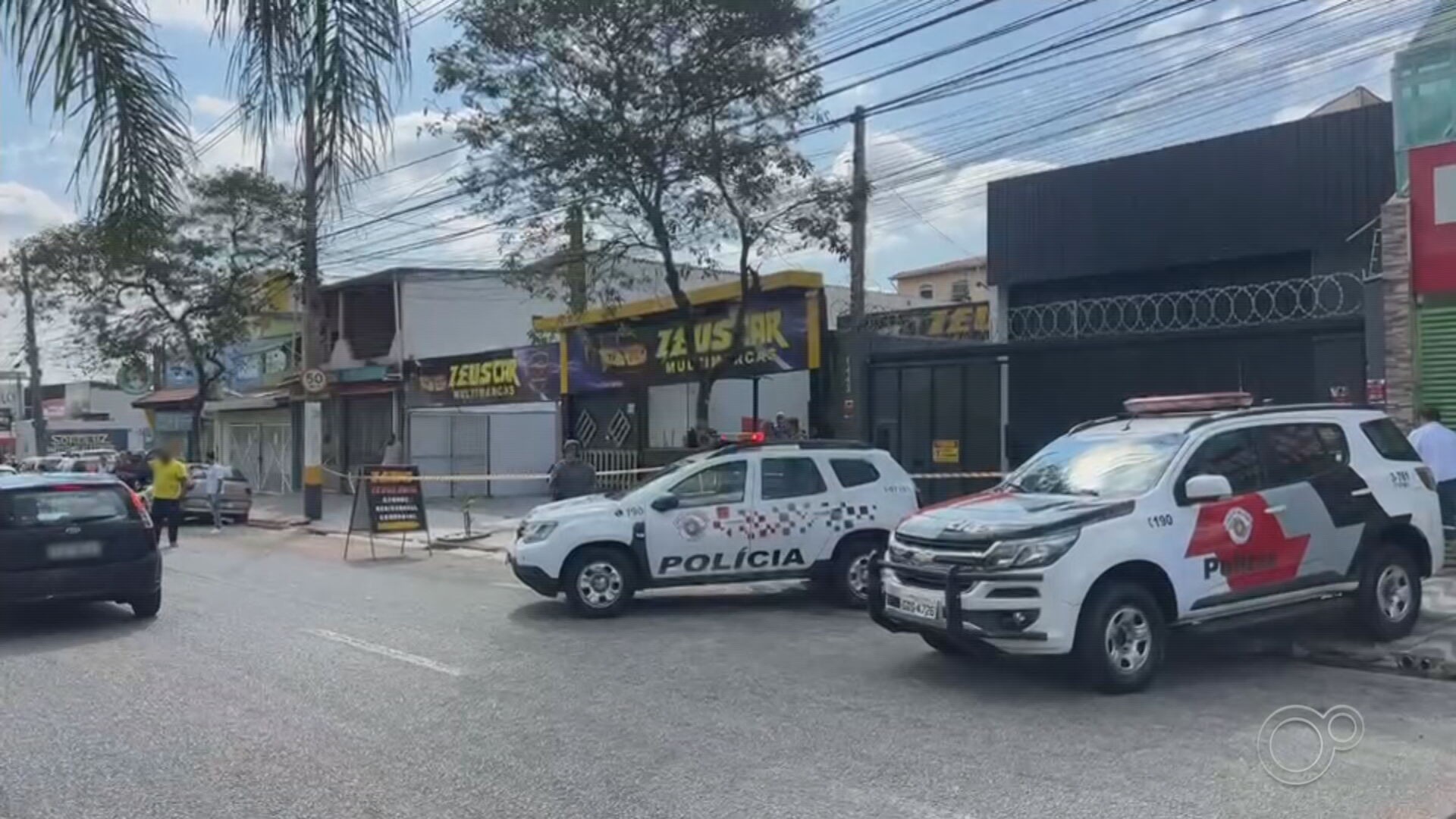 Irmãos teriam sido executados a tiros em concessionária após briga por venda de carro no dia anterior, diz PM