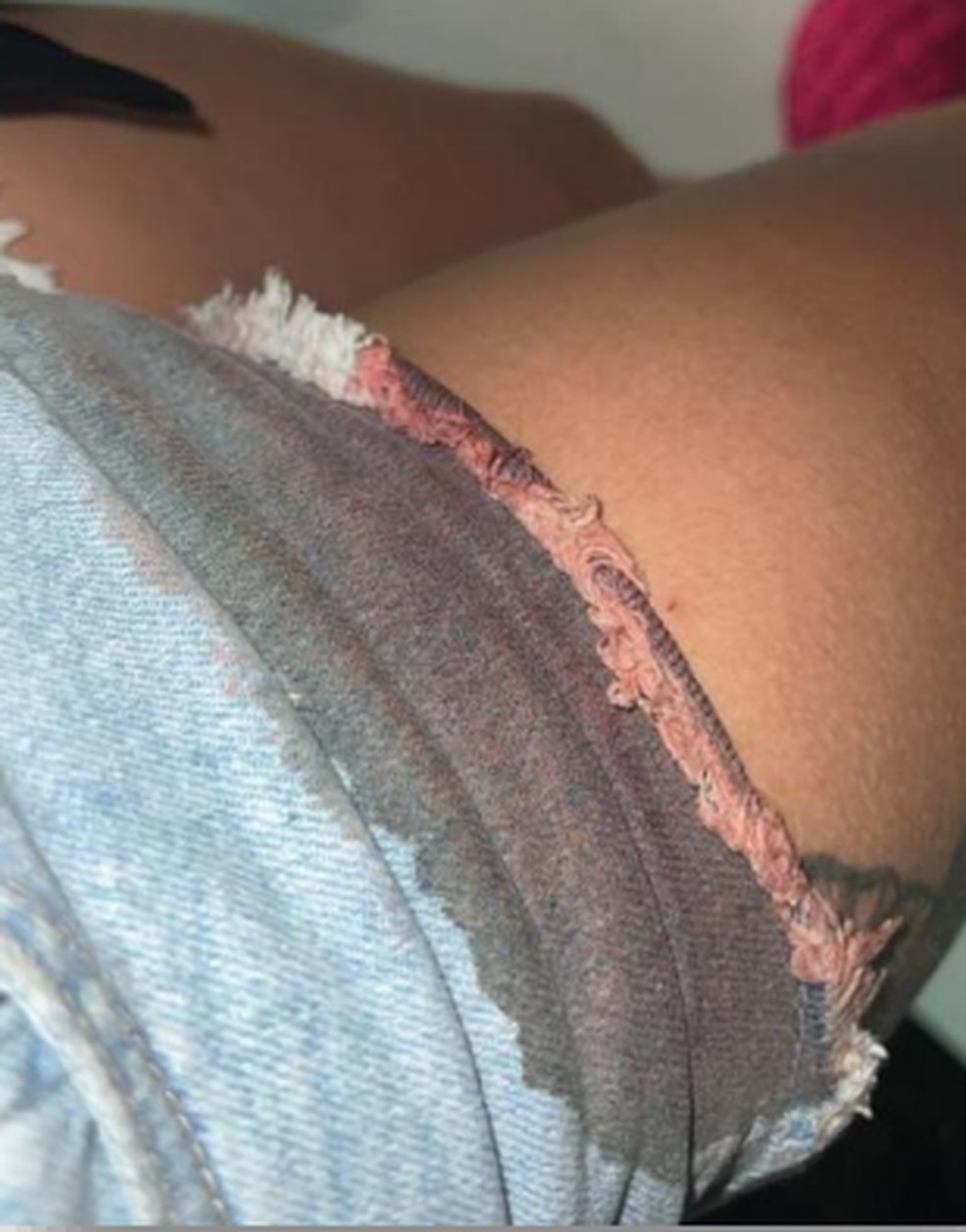 Foto mostra mancha de sangue na roupa de Gabriela, segundo ela devido a agressão cometida por Antony — Foto: Arquivo pessoal