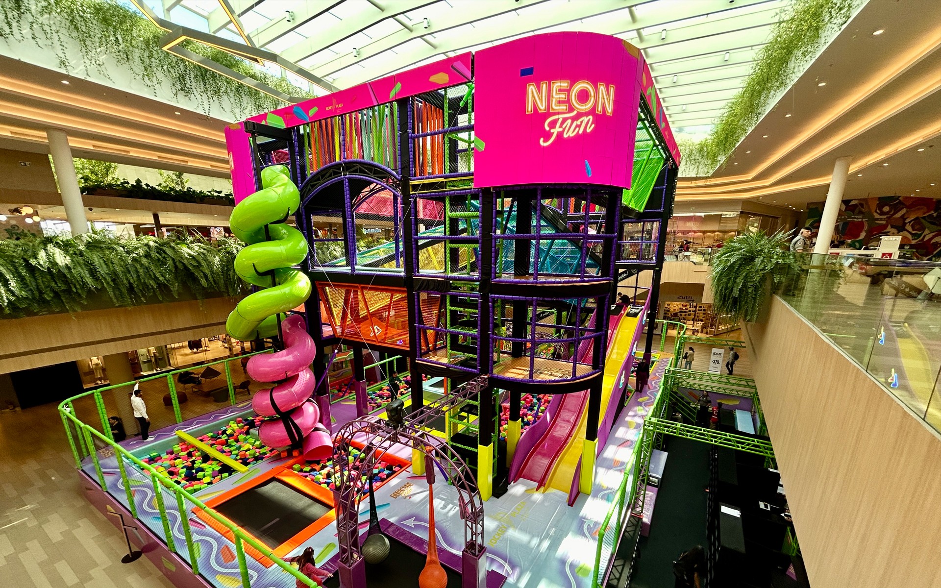 Jockey Plaza Shopping abre a arena Neon Fun para sessão exclusiva para