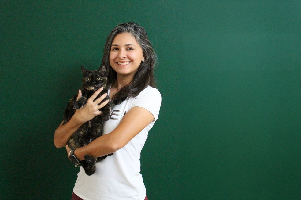 A criadora do abrigo, Isabella Ximenes de Castro e a gatinha Penélope — Foto: Reprodução