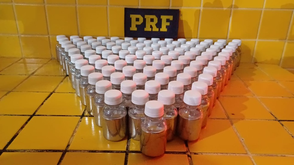 Dupla é presa com 100 kg de mercúrio que iria para garimpo ilegal em terra indígena de MT — Foto: PRF