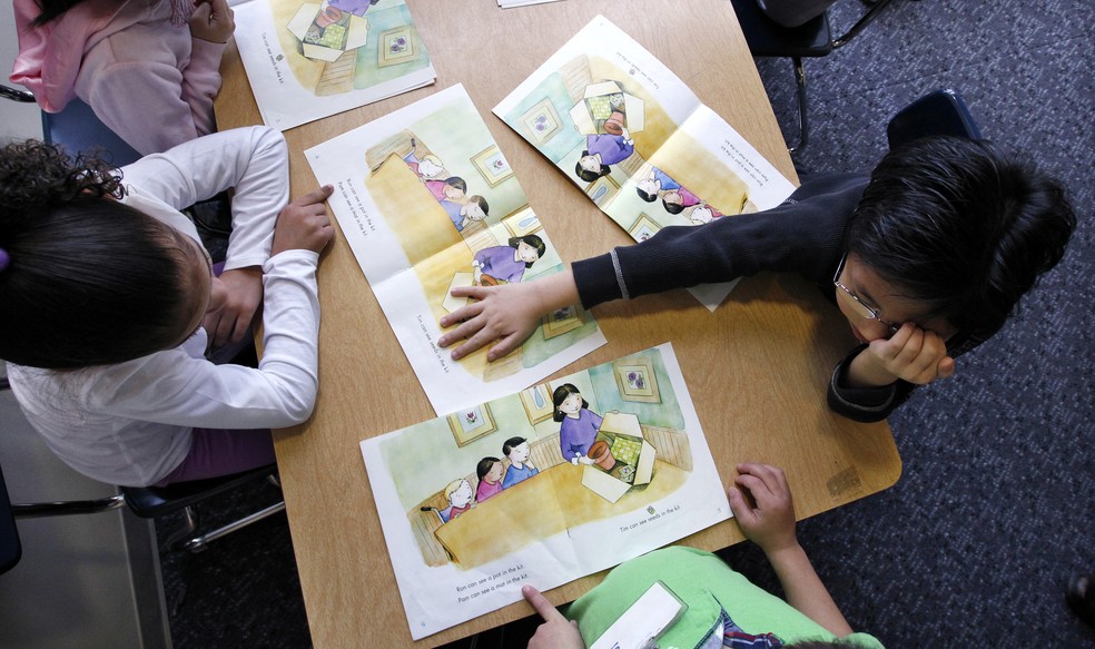 Crianças participam de atividade de leitura em Washington (EUA) — Foto: Elaine Thompson/AP/Arquivo