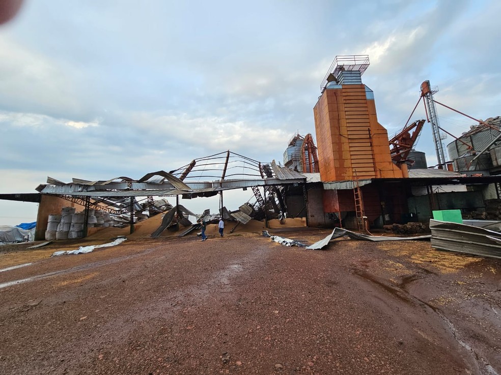 Cobertura de silo de cooperativa é destruída após vendaval no PR — Foto: Coprossel