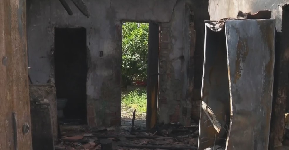 Casa foi destruída por incêndio em Juazeiro, no norte da Bahia — Foto: Reprodução/TV São Francisco