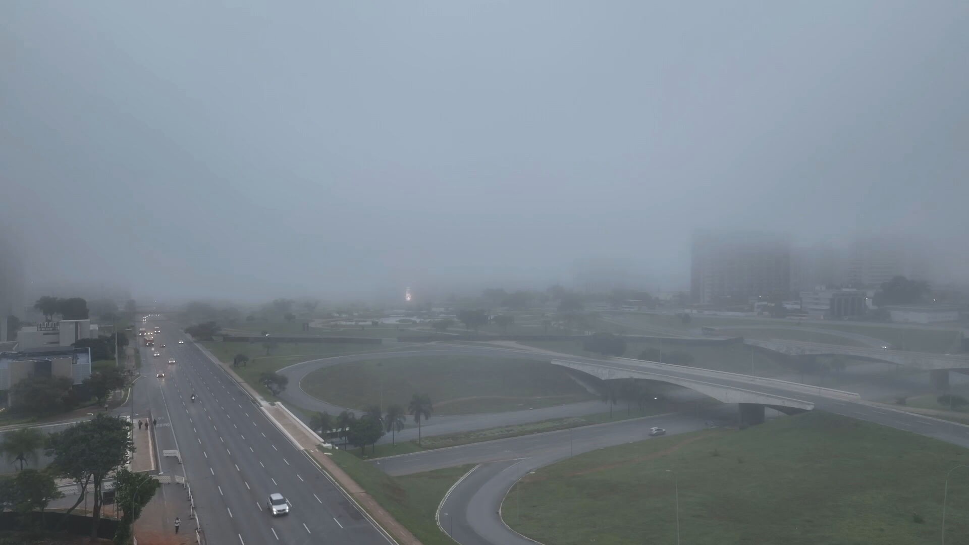Cadê a Torre de TV? DF amanhece com forte nevoeiro; voos são desviados para outros aeroportos