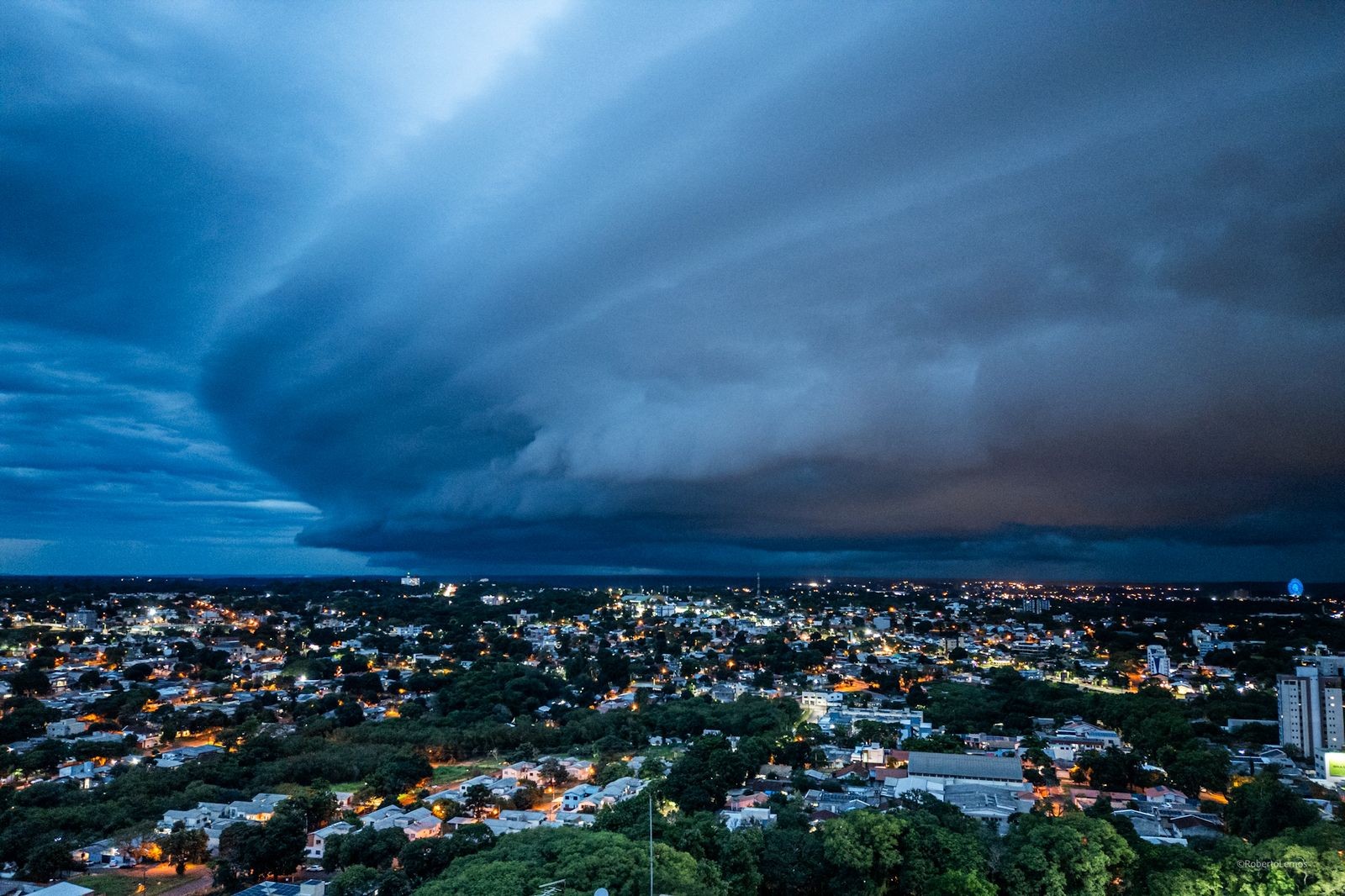 VÍDEO: nuvem prateleira, que antecede tempestades, cobre Foz do Iguaçu