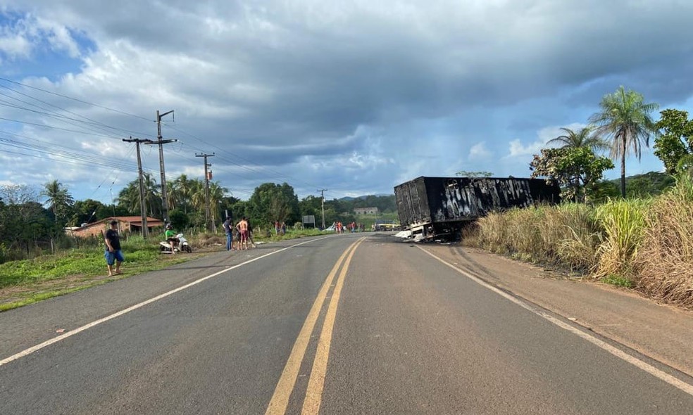 Dois acidentes na BR-010 no MA deixam quatro mortos; duas vítimas morreram carbonizadas após caminhões pegarem fogo — Foto: Divulgação/PRF-MA