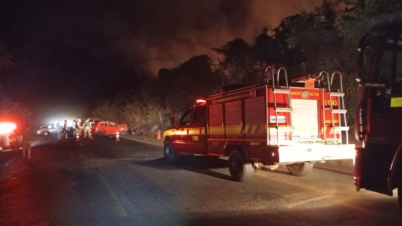 Acidente entre moto e dois carros deixa um morto e provoca incêndio em vegetação às margens da MG-255, em Frutal