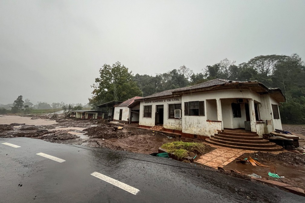 Cenário devastado à beira de arroio em Estrela (RS), próximo de Colinas — Foto: Fábio Tito/g1