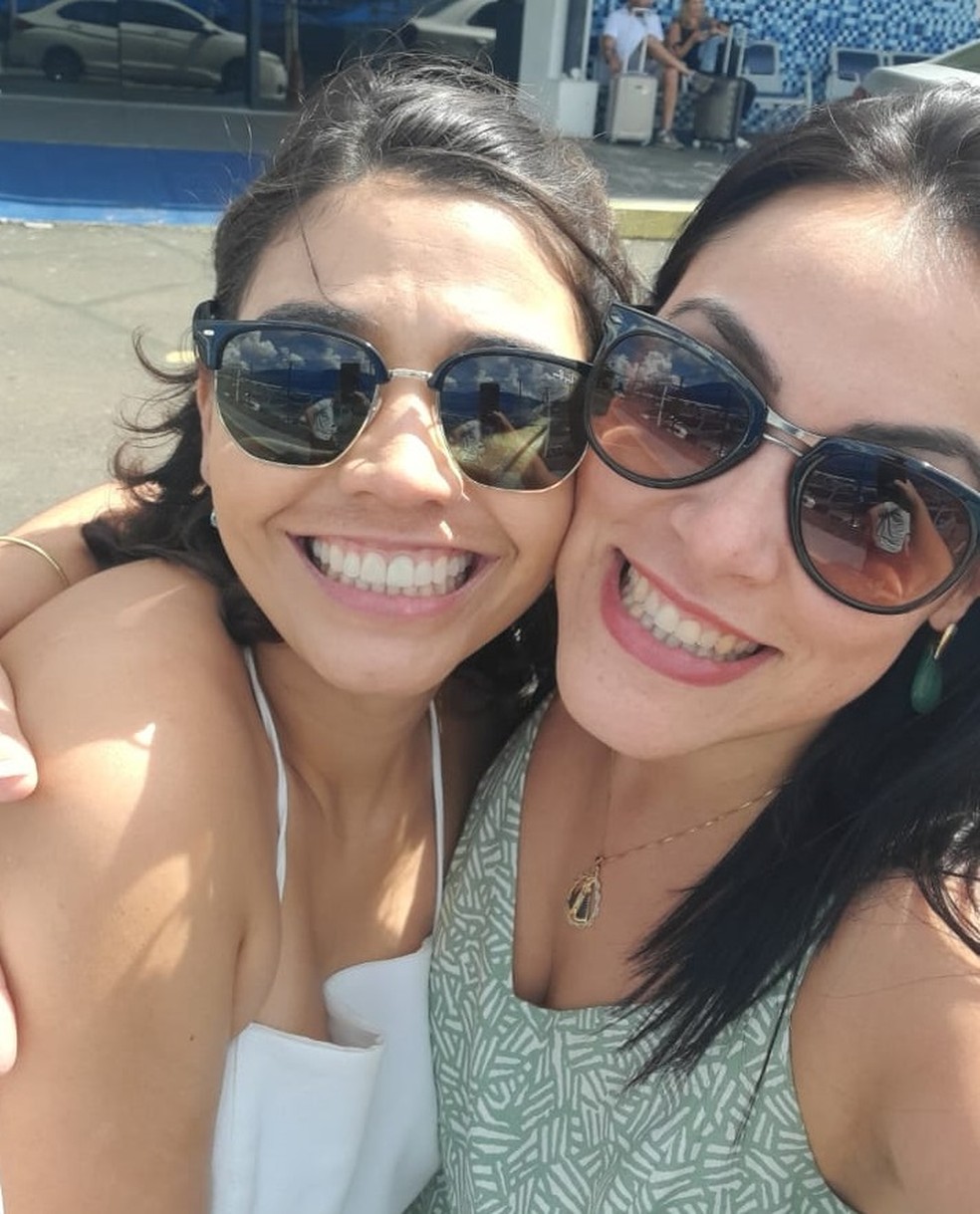 Stephanie (esq.) e Miréia (dir.) no Aeroporto Regional de Presidente Prudente (SP) — Foto: Arquivo pessoal/Cedida