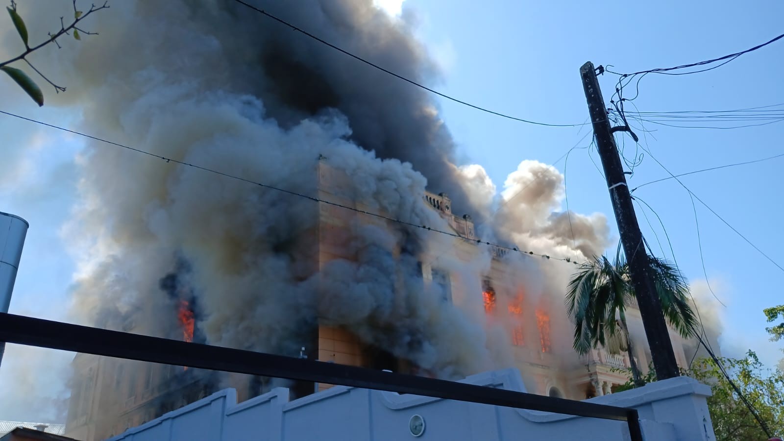 Incêndio atinge prédio histórico tombado do Instituto de Educação em Paranaguá