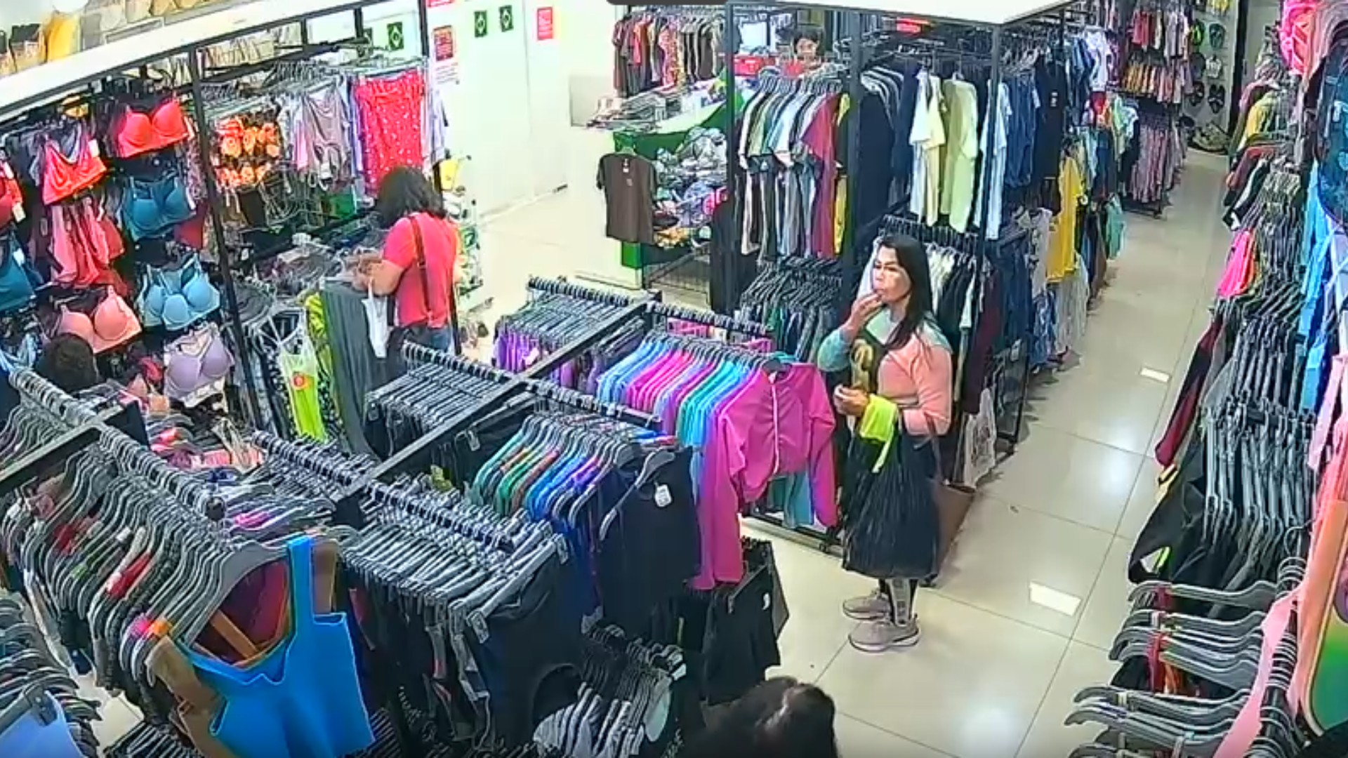 VÍDEO: Mulher é flagrada furtando camisolas de R$ 20 em loja de MG