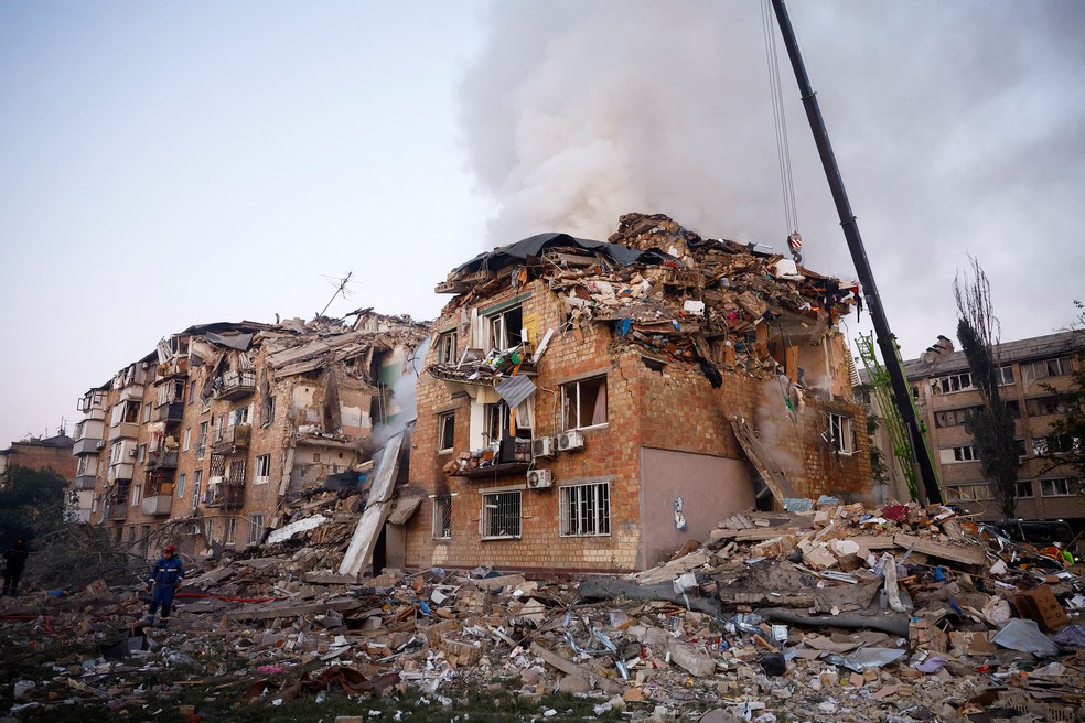 Edifício atingido por um ataque russo com mísseis e drones, em meio à ofensiva da Rússia contra a Ucrânia, em Kyiv, Ucrânia. — Foto: REUTERS/Valentyn Ogirenko