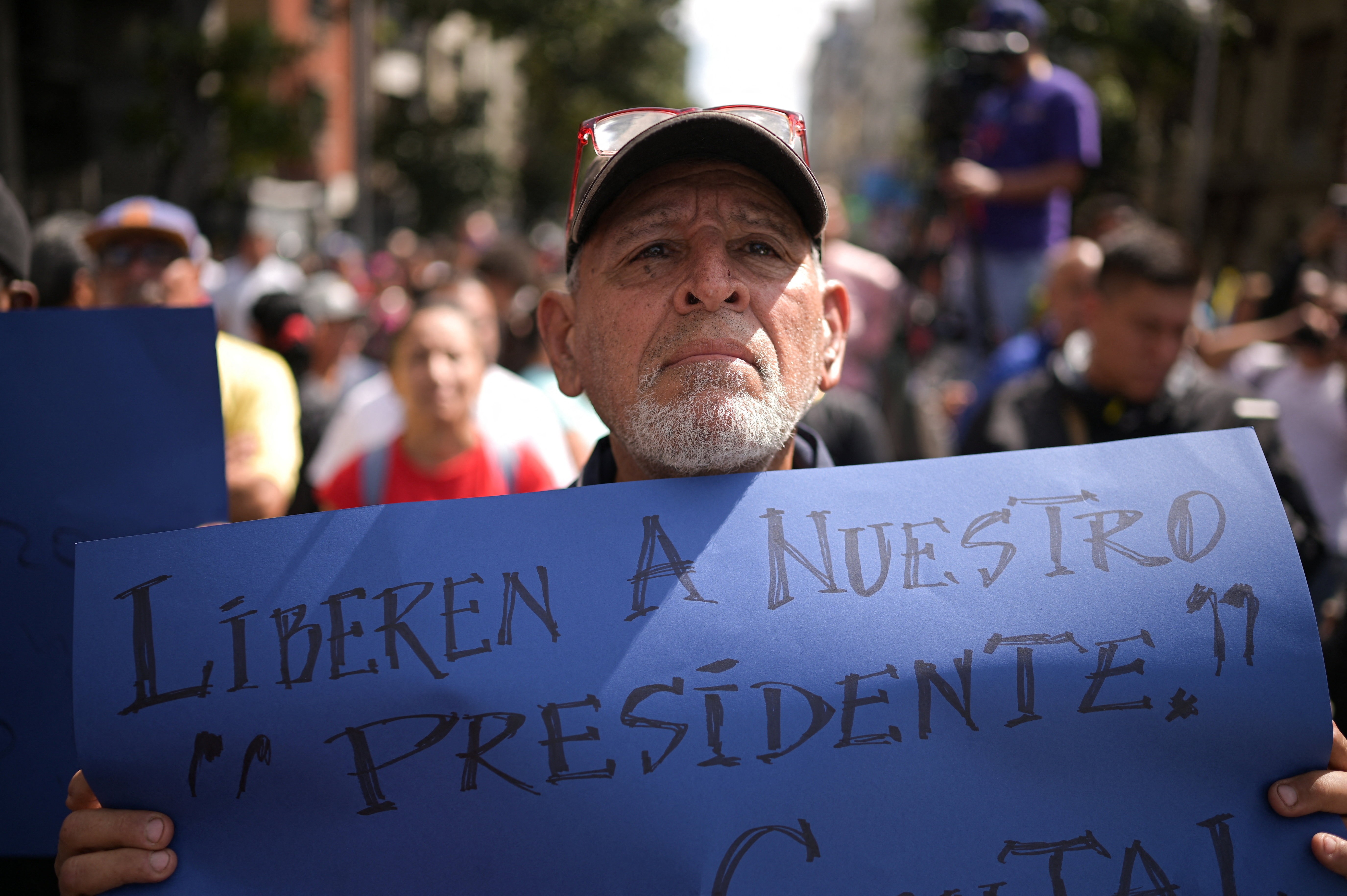 União Europeia pede 'transição pacífica para a democracia' na Venezuela 