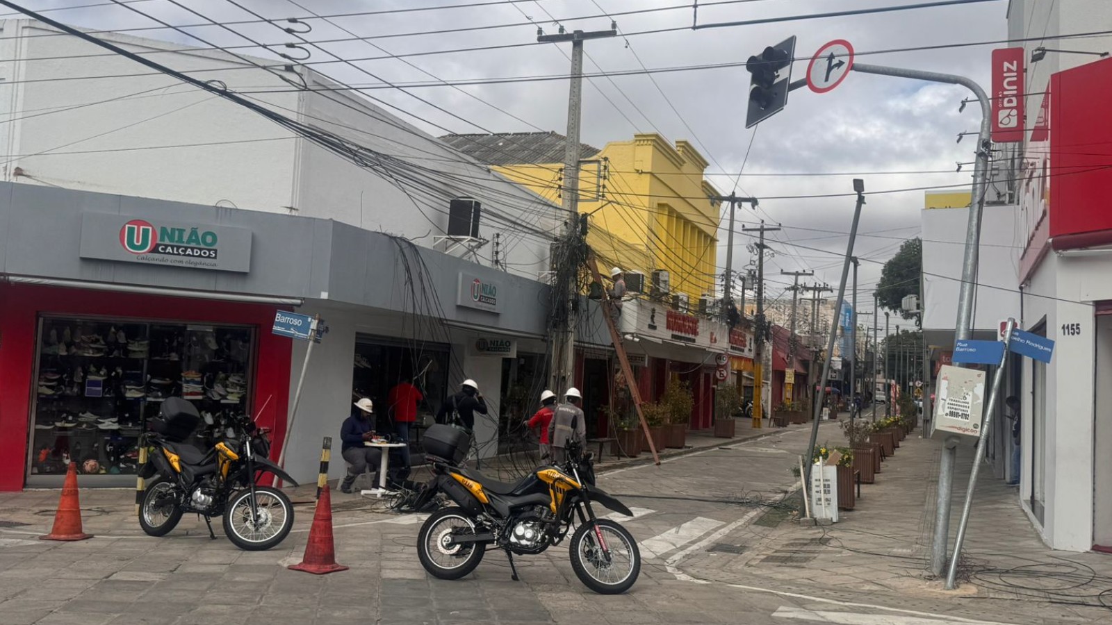 Caminhão arrasta fiação de postes no Centro de Teresina; trecho fica interditado