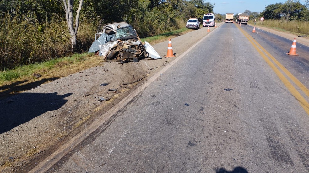 O utilitário ficou destruído. — Foto: Polícia Rodoviária Federal/Divulgação