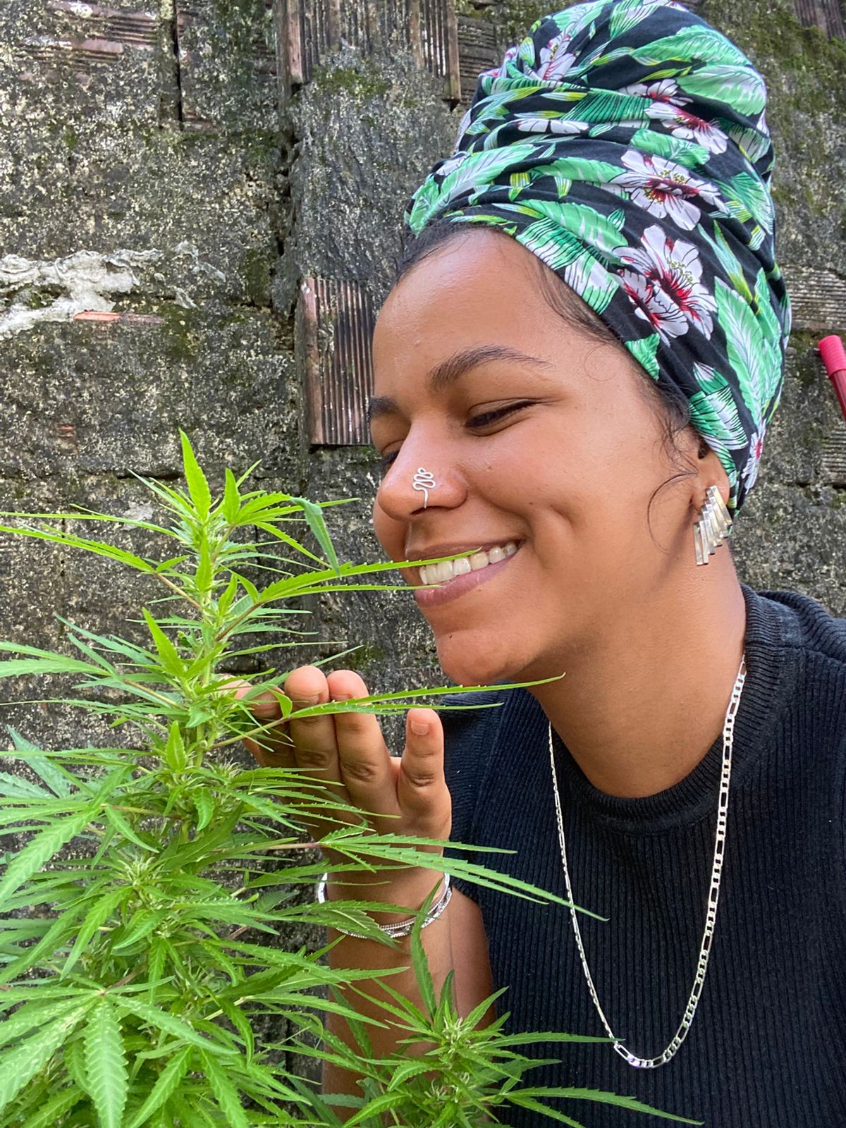 Estudante autorizada a plantar cannabis para fins medicinais relata alívio: 'segurança de cultivar a cura' 