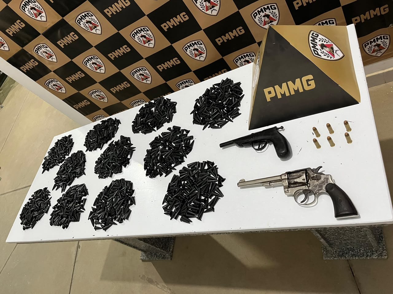 Jovem é preso com mais de mil pinos de cocaína e duas armas em Mutum