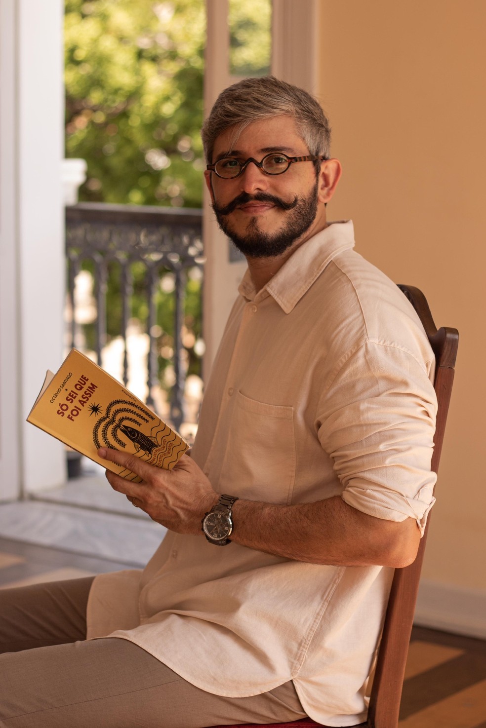 Octávio Santiago com o livro 'Só sei que foi assim' nas mãos — Foto: Rierson Marcos