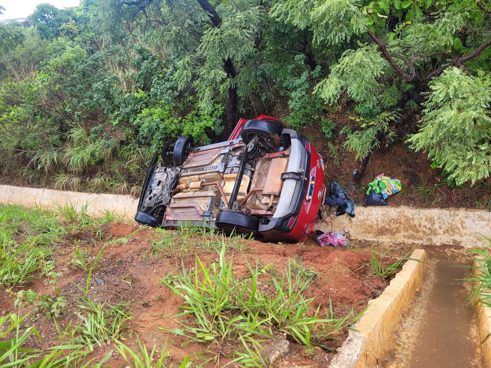 Carro resvala em carreta e capota na BR-251, na Serra de Francisco Sá
