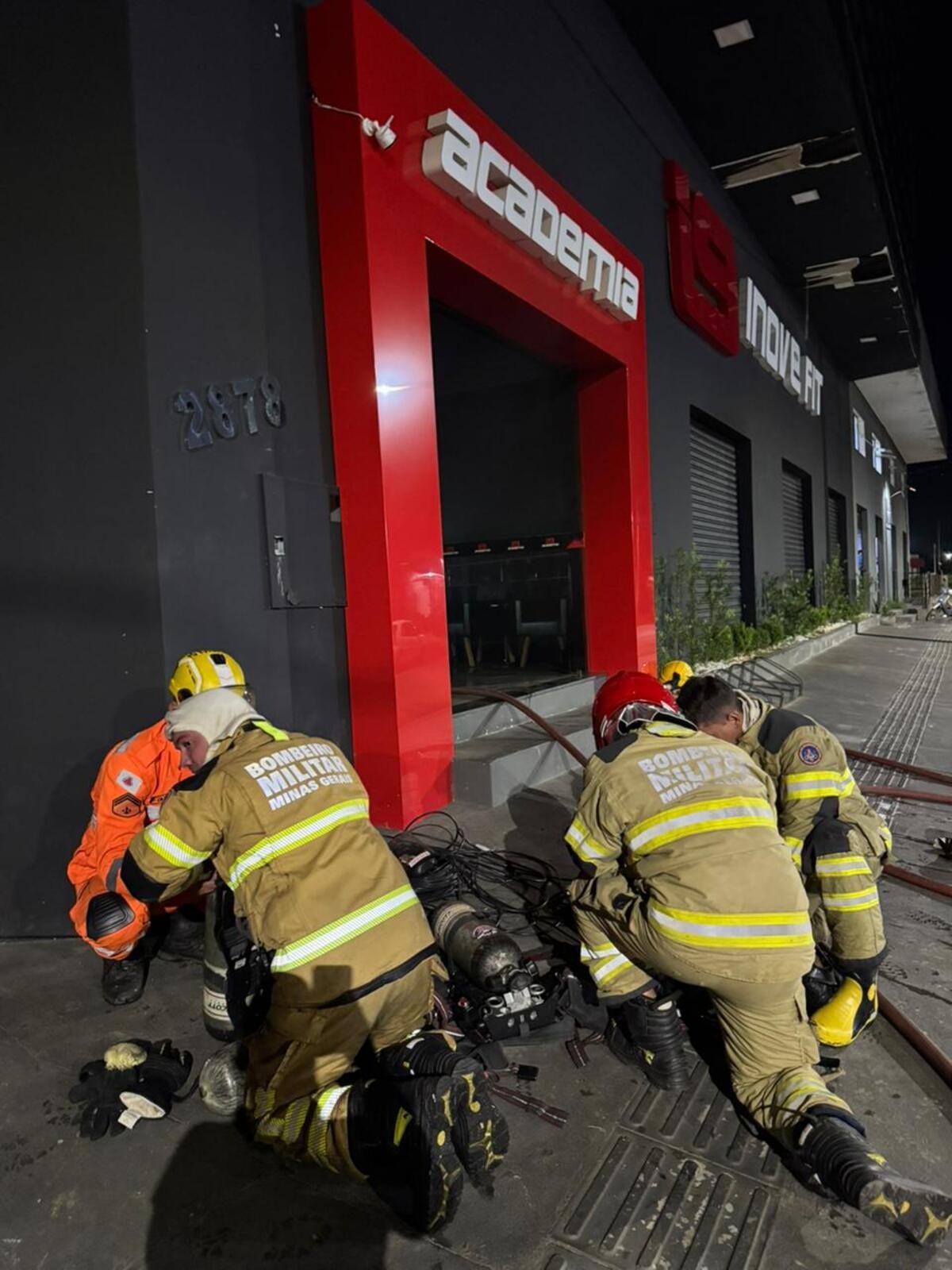 Polícia suspeita de incêndio criminoso em academia que pegou fogo em Montes Claros; escada pode ter sido usada para acessar imóvel