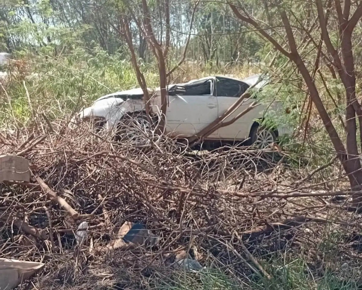 Fuga em alta velocidade termina com carro capotado e prisão em Campo Grande