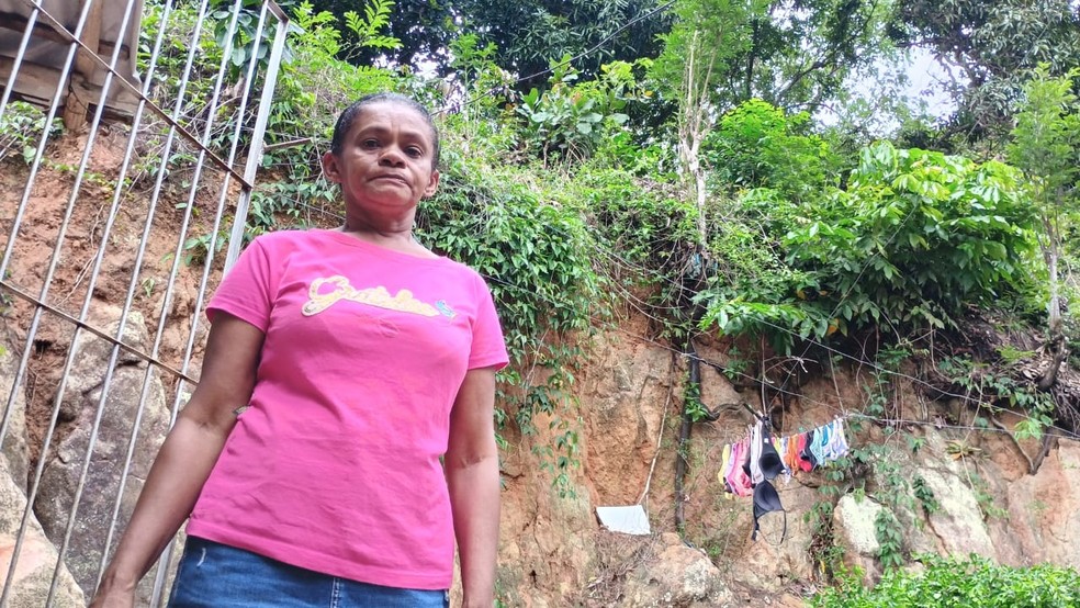 Maria da Conceição, moradora de Mataraca, disse que não dormiu com medo das fortes chuvas — Foto: Ewerton Correia/TV Cabo Branco