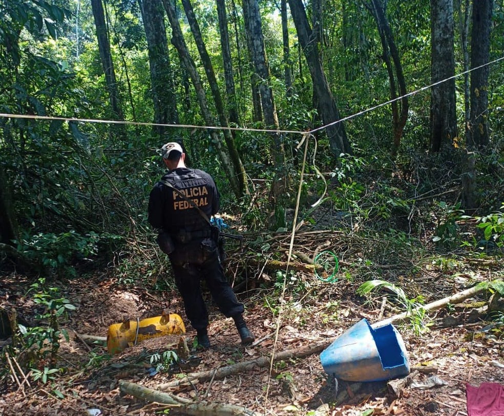 Policial federal durante operação contra o garimpo ilegal na TIY, em Roraima. — Foto: Divulgação/Comando Conjunto Ágata Fronteira Norte