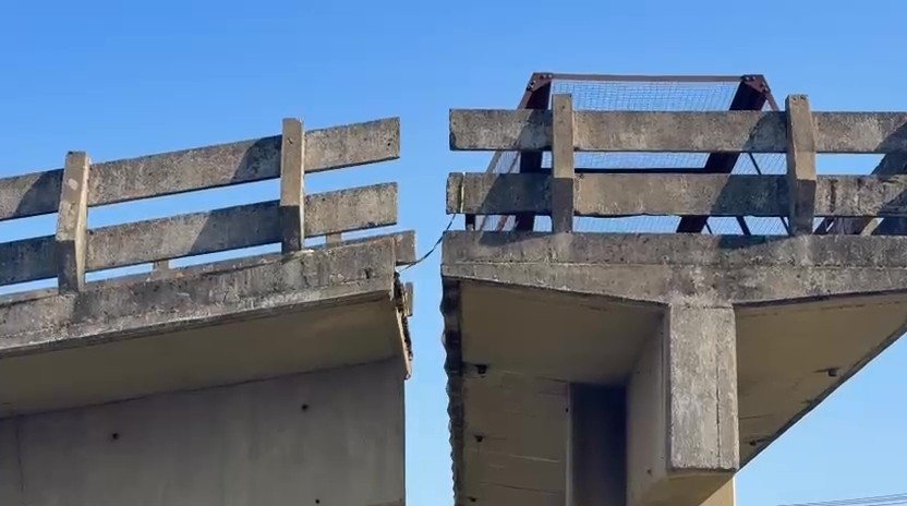 Caminhão atinge passarela e estrutura se parte ao meio na SP-304, em Santa Bárbara d’Oeste