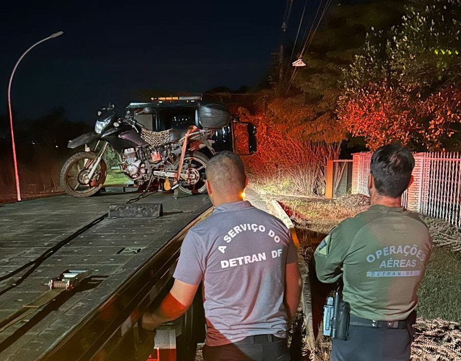 Motociclista com R$ 214 mil em multas e CNH suspensa é flagrado no centro de Brasília