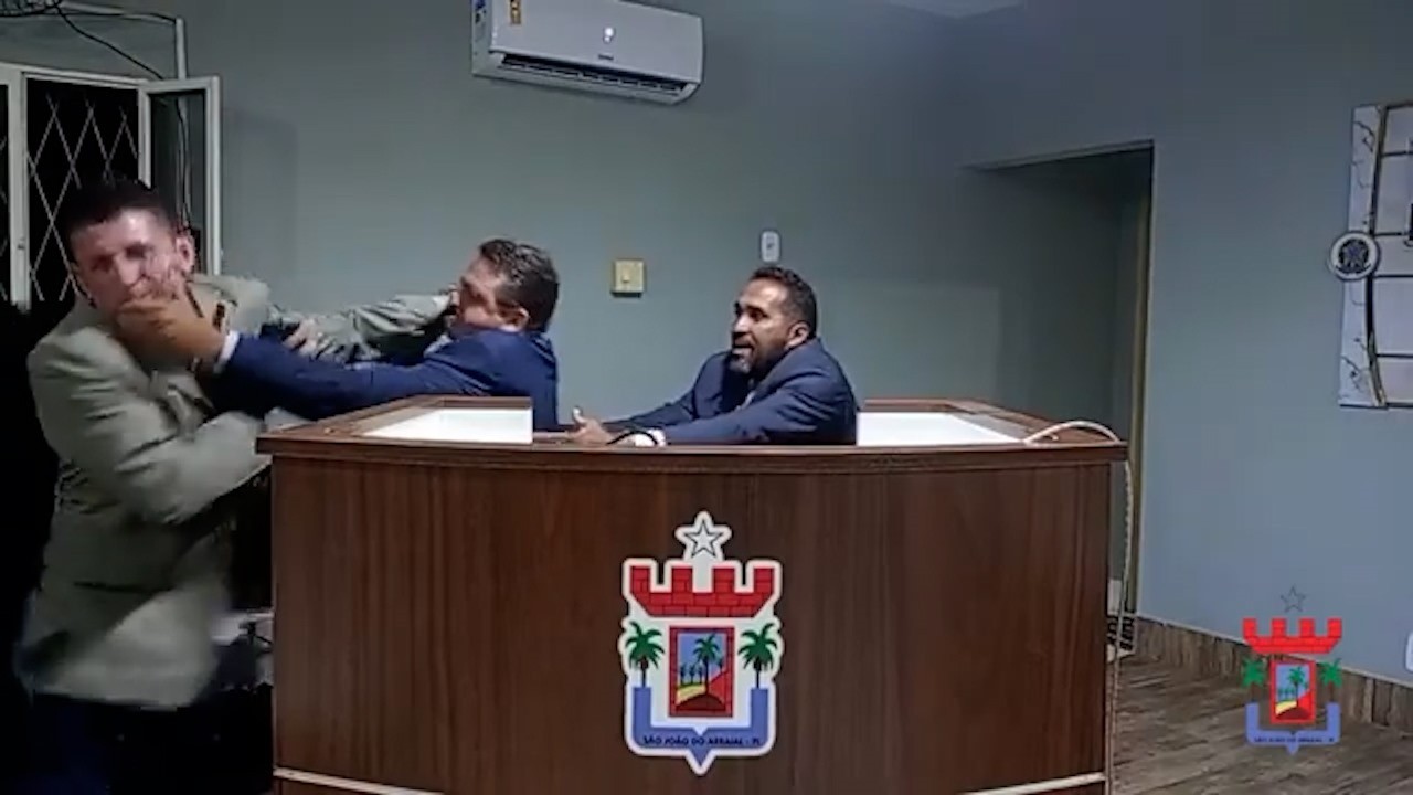 Vídeo: vereador arremessa copo e parlamentares trocam agressões durante sessão na Câmara de São João do Arraial 