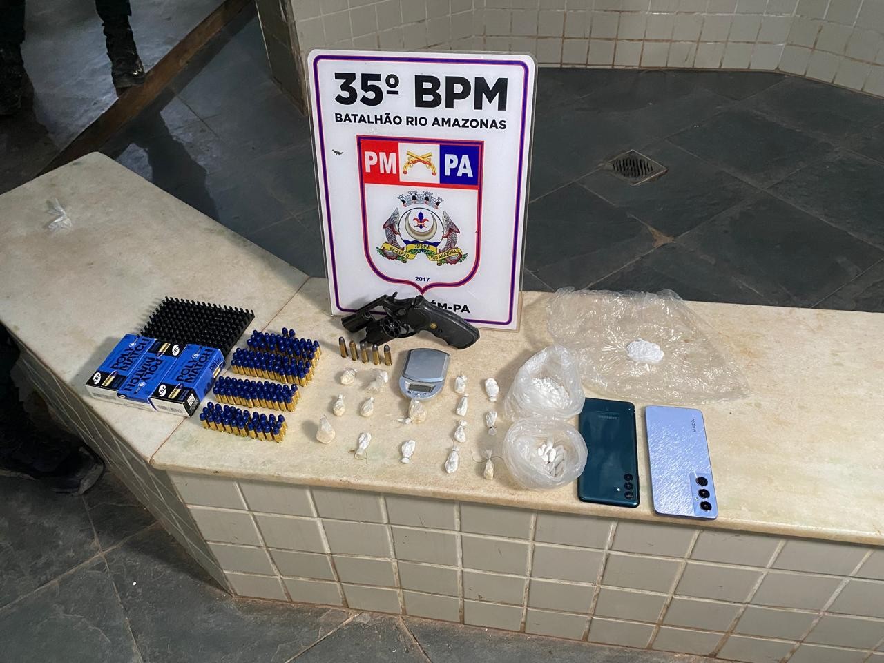 Homem denunciado por tráfico de drogas é preso após tentar agredir tenente da PM e enterrar arma na comunidade Jacamim, em Santarém