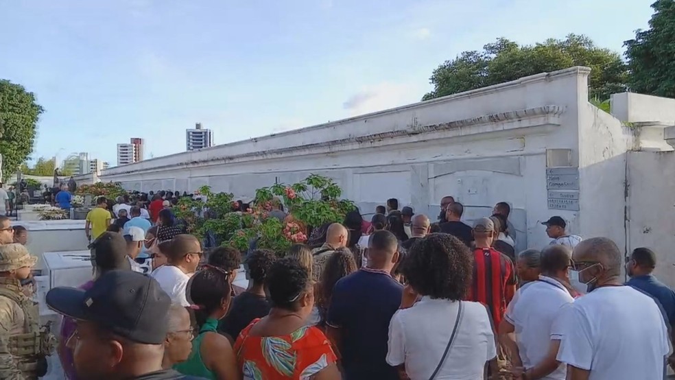 Corpo do vidraceiro foi sepultado na terça-feira, no Cemitério Campo Santo. — Foto: Reprodução/TV Bahia
