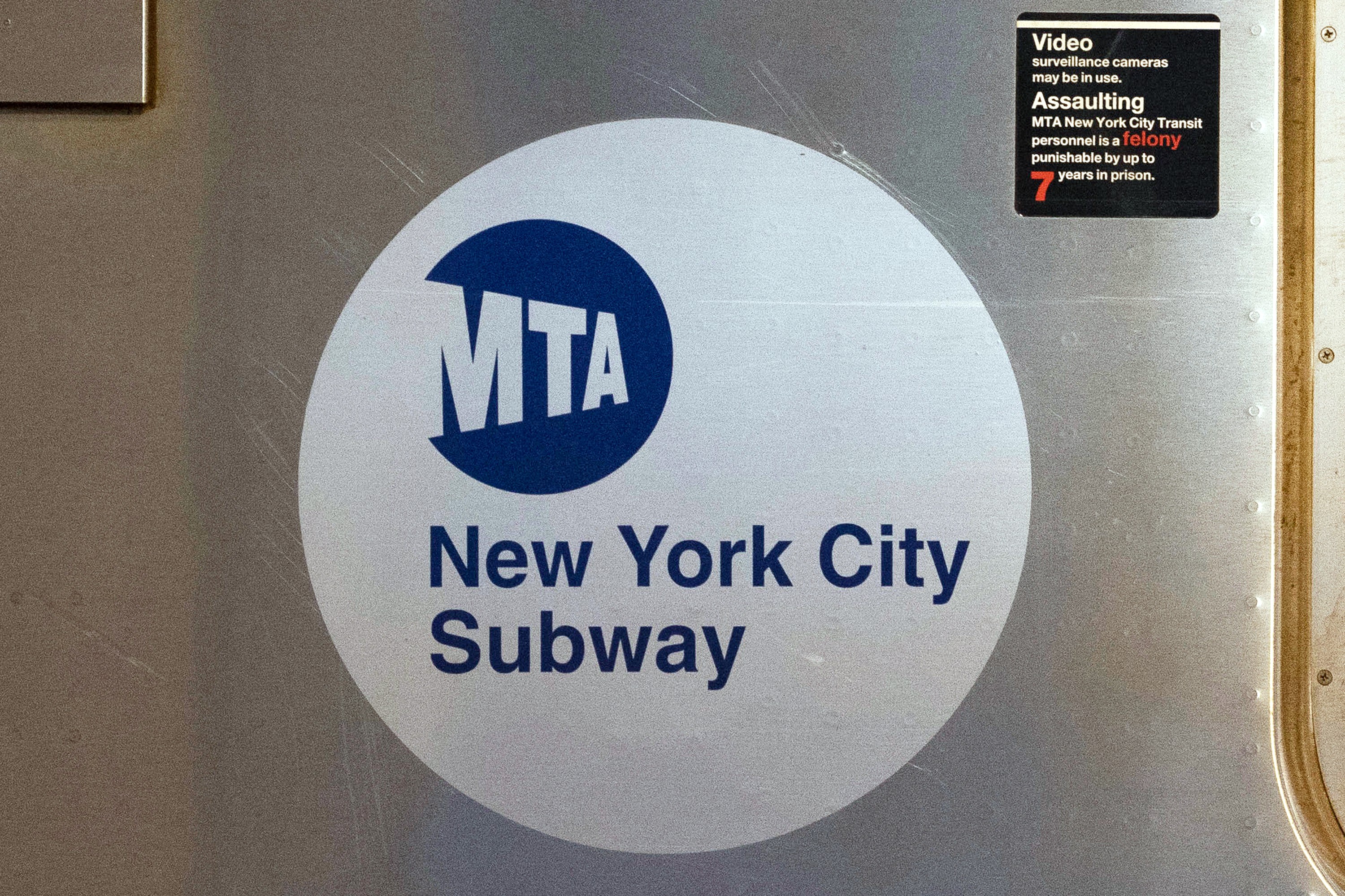 Homem é morto a tiros em plataforma de metrô em Nova York