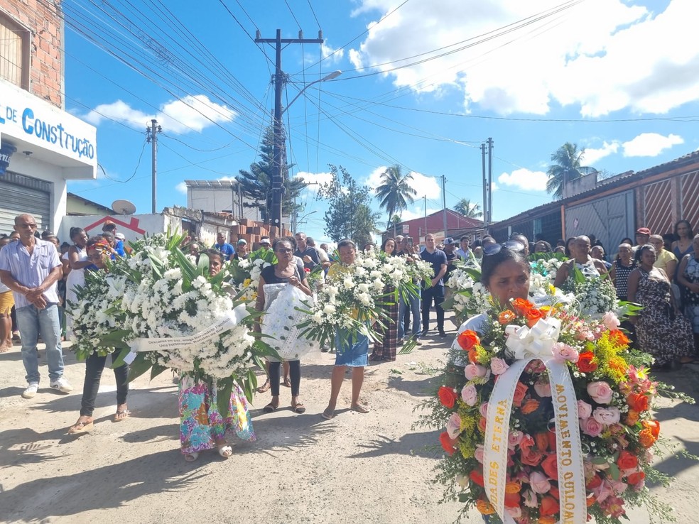 Ialorixá foi homenageada por amigos e familiares com caminhada pelas ruas de Simões Filho — Foto: Camila Marinho