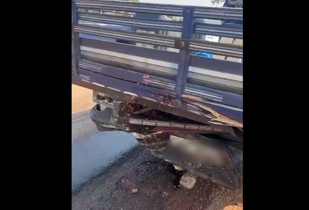Traseira de caminhonete atingida por motociclista em RO — Foto: Reprodução