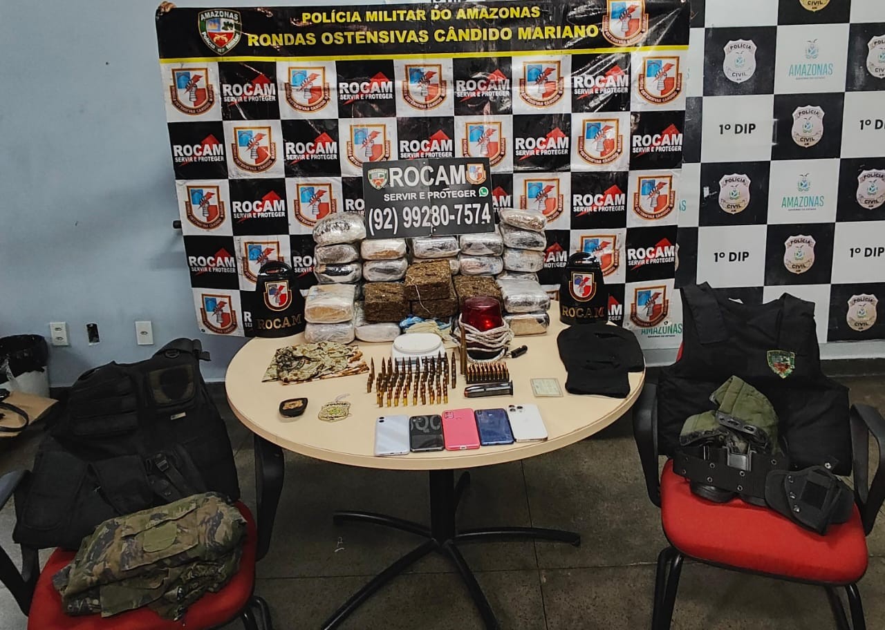 Dupla é presa com drogas, munições e fardamento militar em apartamento na Zona Sul de Manaus