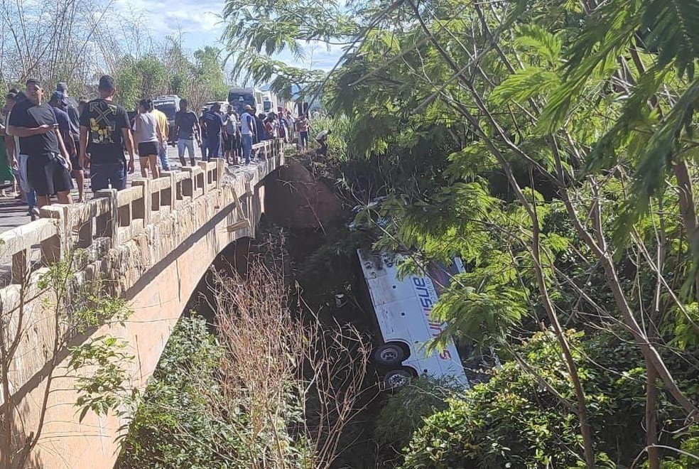 Ônibus caiu de ponte após se envolver em acidente com outros três veículos. — Foto: Redes Sociais