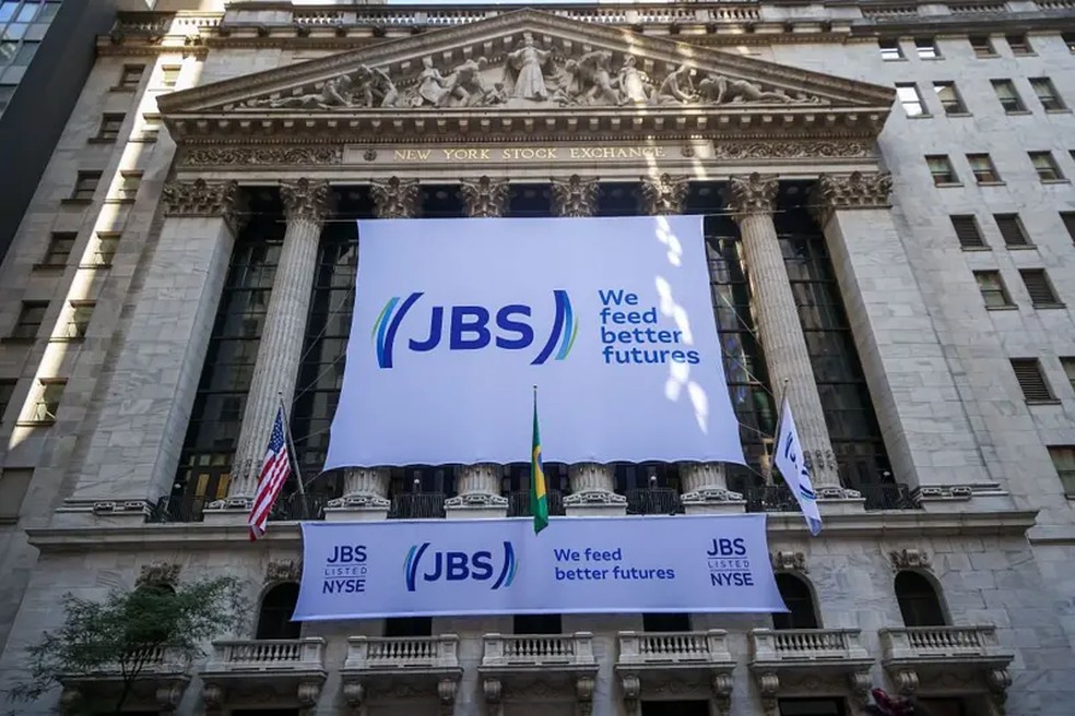 A conquista de Wall Street: a placa da JBS NV na Bolsa de Valores de Nova York marcou sua chegada após anos de oposição — Foto: BBC/ Getty images